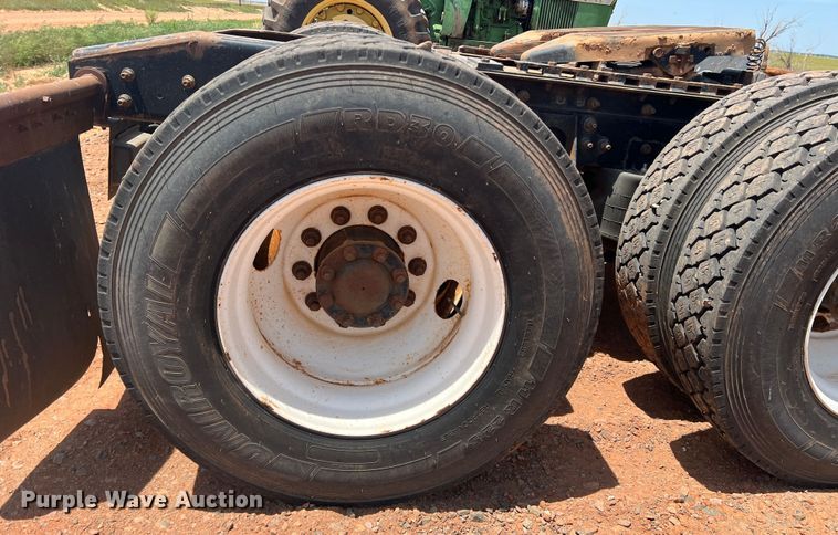 image for item DR5689 2003 International 8600  semi truck