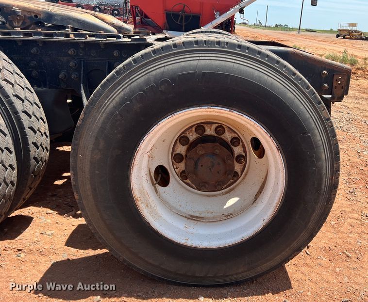 image for item DR5689 2003 International 8600  semi truck