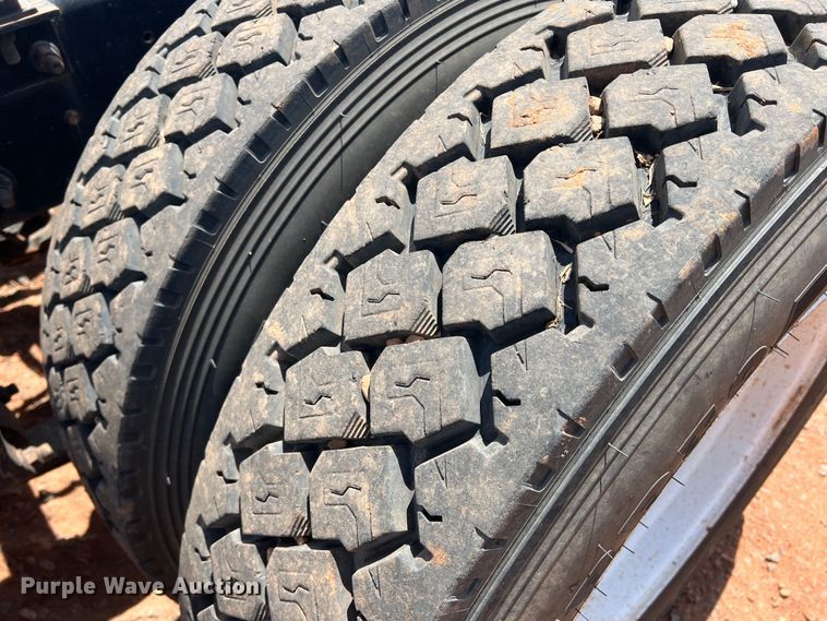 image for item DR5689 2003 International 8600  semi truck