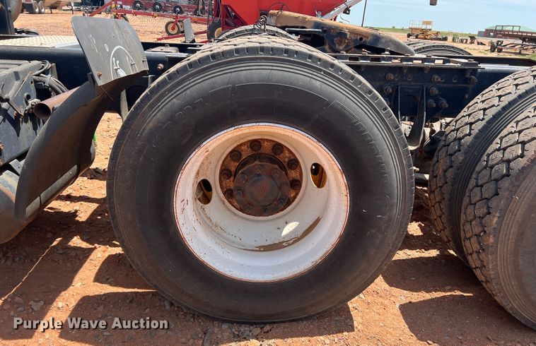 image for item DR5689 2003 International 8600  semi truck