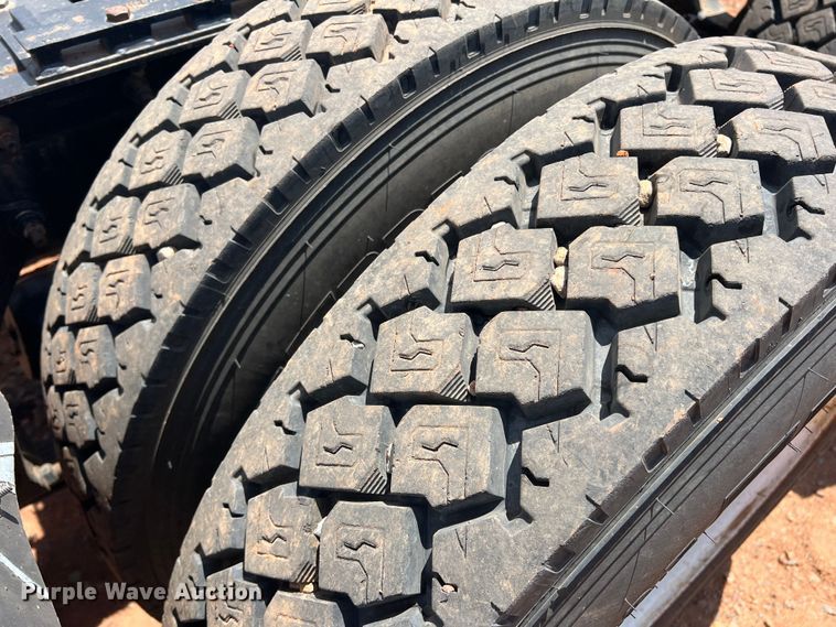 image for item DR5689 2003 International 8600  semi truck