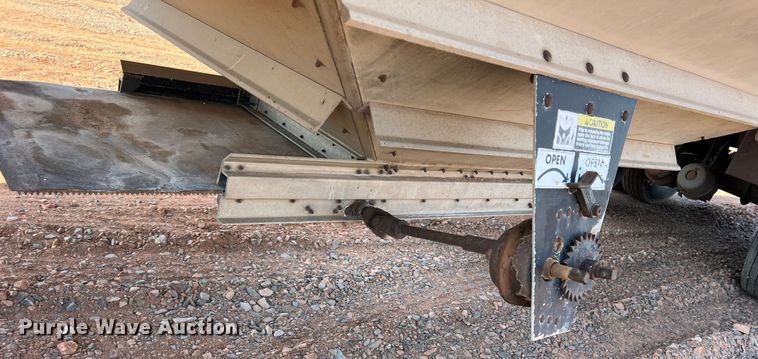 image for item DR5696 1997 Wilson DWH-400B  grain trailer