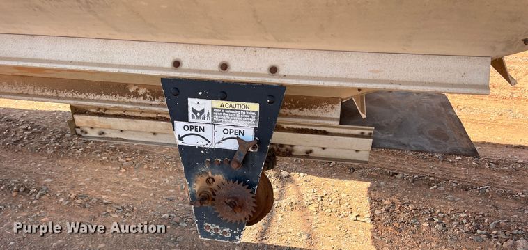 image for item DR5696 1997 Wilson DWH-400B  grain trailer