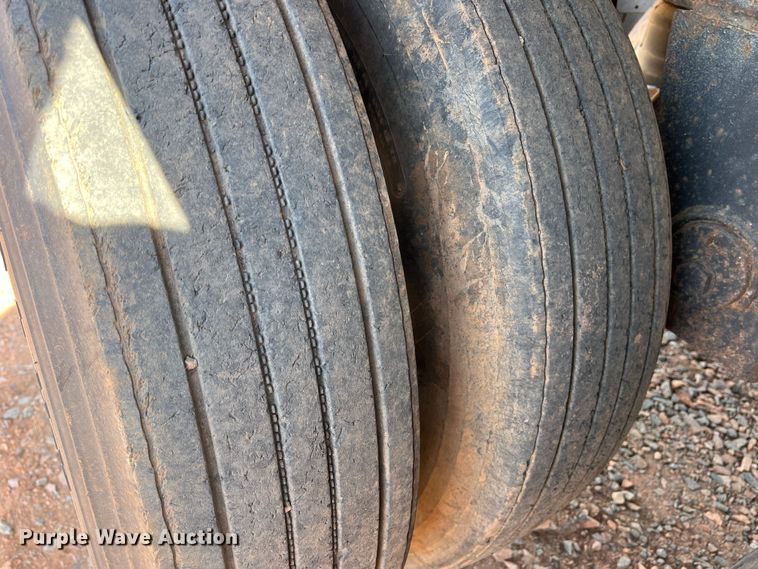 image for item DR5696 1997 Wilson DWH-400B  grain trailer