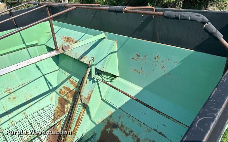 image for item KL9031 Parker 450  grain cart