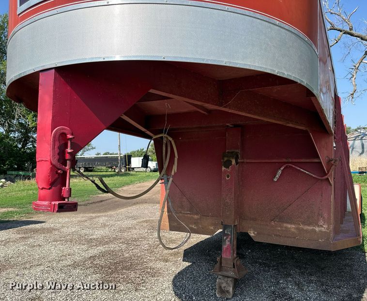 image for item KL9032 1974 Supreme  livestock trailer