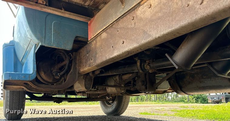 image for item KL9033 1974 Chevrolet  C60 grain truck