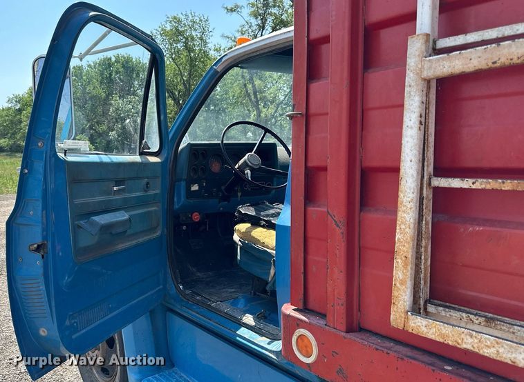 image for item KL9033 1974 Chevrolet  C60 grain truck