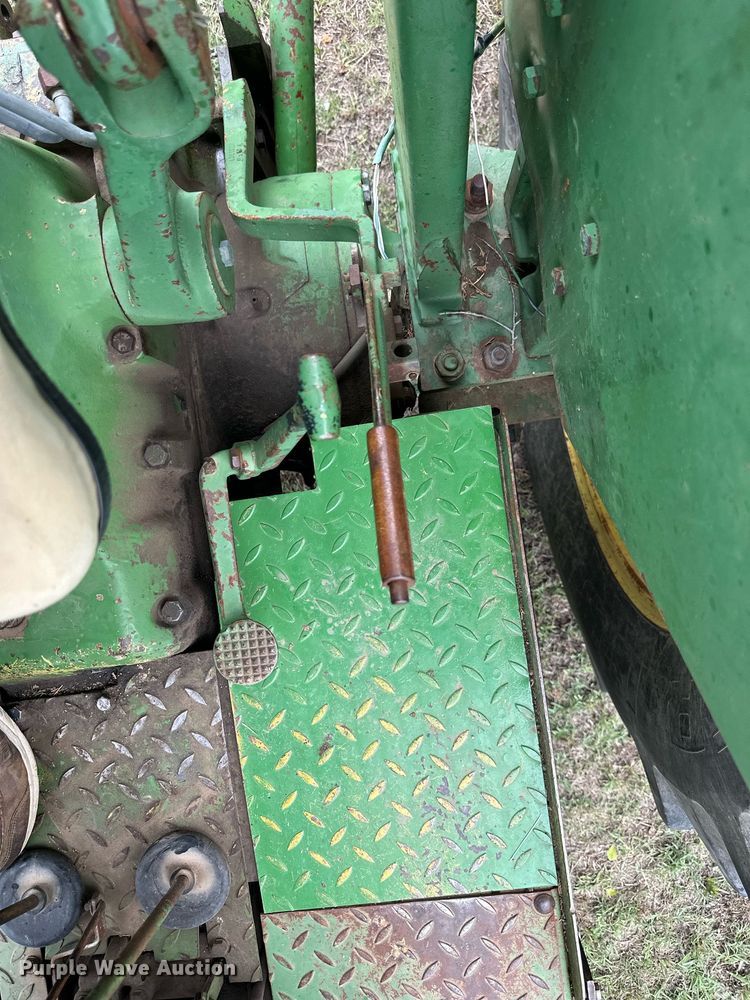 image for item KL9042 John Deere 2940  tractor
