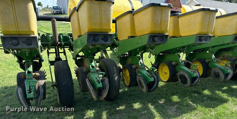 image for item KL9058 John Deere 7200 MaxEmerge 2  planter