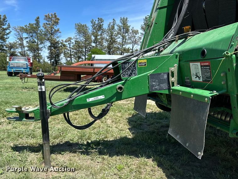 image for item KL9060 1999 John Deere 566  round baler