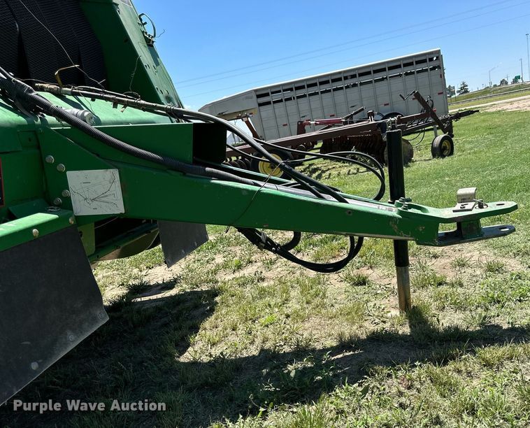 image for item KL9060 1999 John Deere 566  round baler