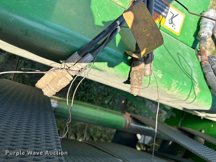 image for item KL9060 1999 John Deere 566  round baler