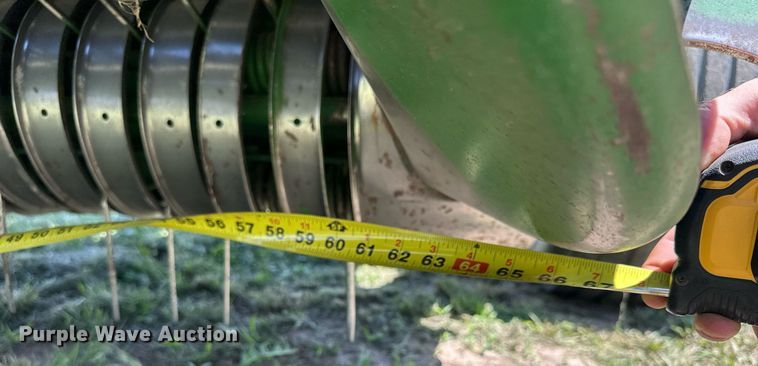 image for item KL9060 1999 John Deere 566  round baler