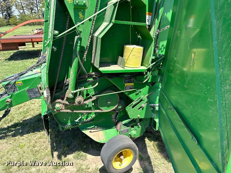 image for item KL9060 1999 John Deere 566  round baler