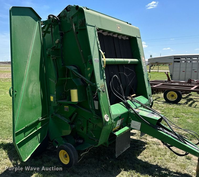 image for item KL9060 1999 John Deere 566  round baler