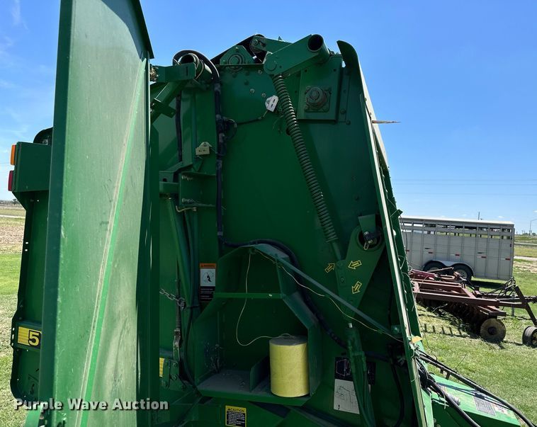 image for item KL9060 1999 John Deere 566  round baler