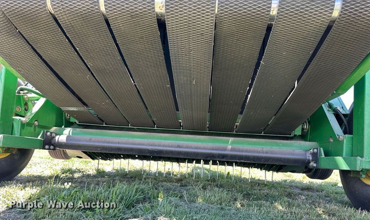 image for item KL9060 1999 John Deere 566  round baler