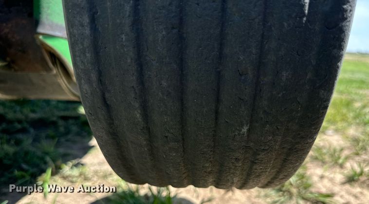 image for item KL9060 1999 John Deere 566  round baler