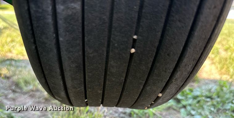 image for item KL9060 1999 John Deere 566  round baler