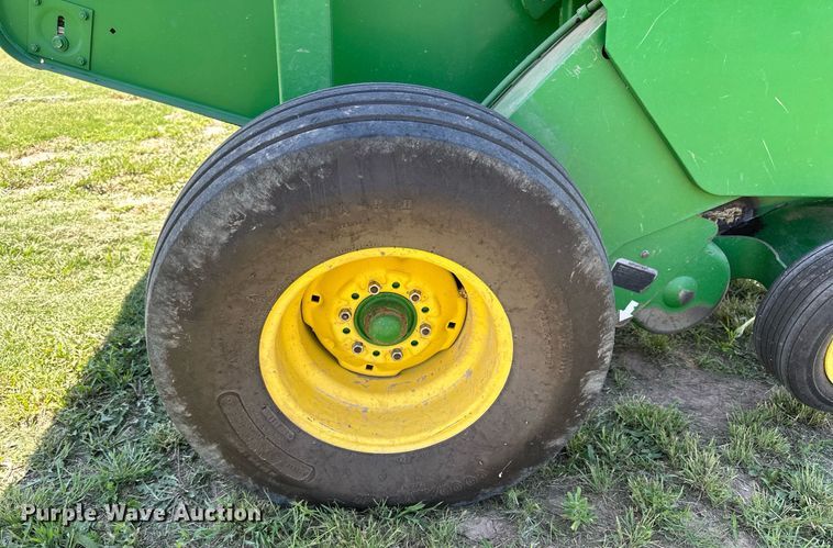 image for item KL9060 1999 John Deere 566  round baler