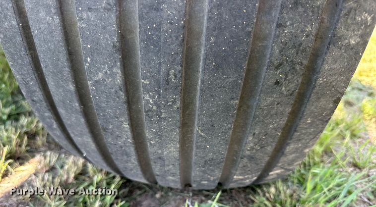 image for item KL9060 1999 John Deere 566  round baler