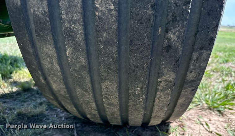 image for item KL9060 1999 John Deere 566  round baler