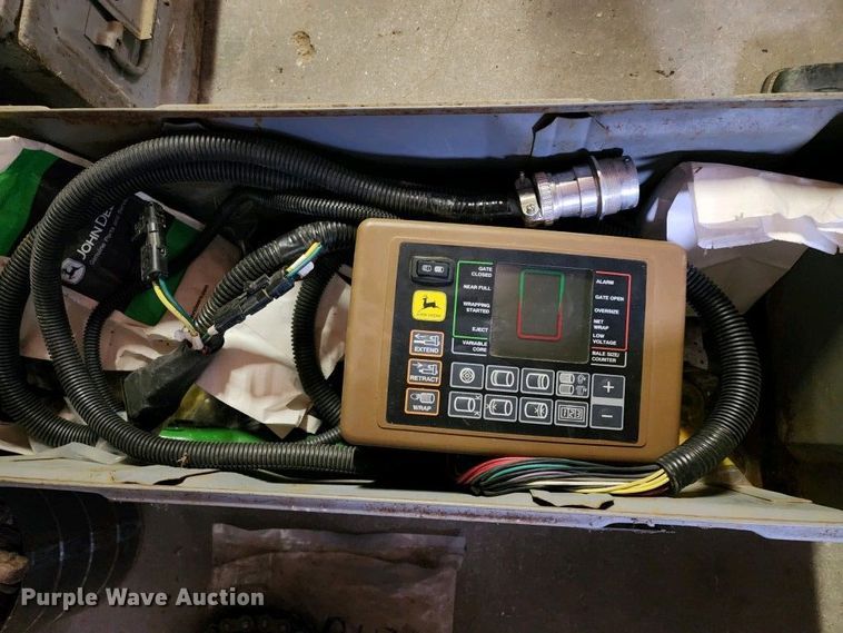 image for item KL9060 1999 John Deere 566  round baler