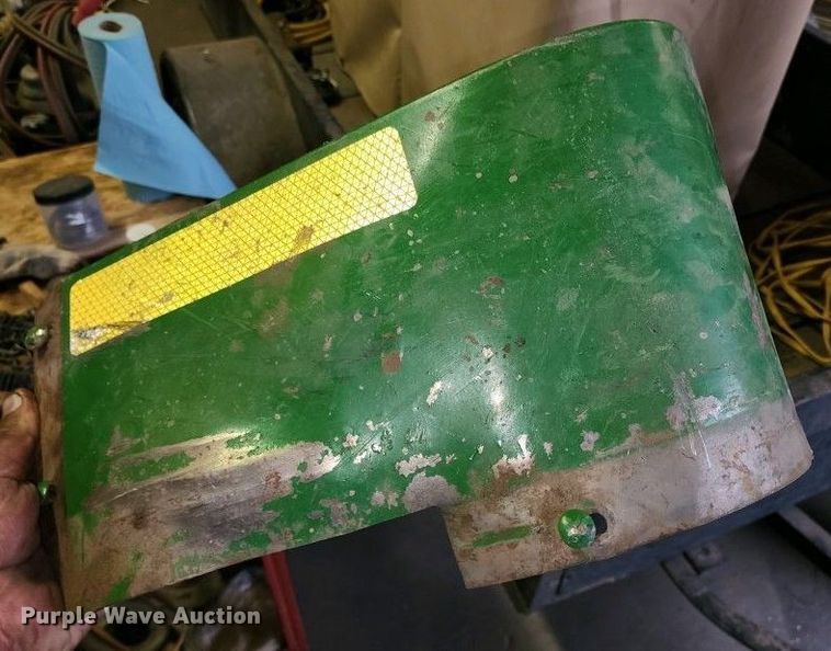 image for item KL9060 1999 John Deere 566  round baler