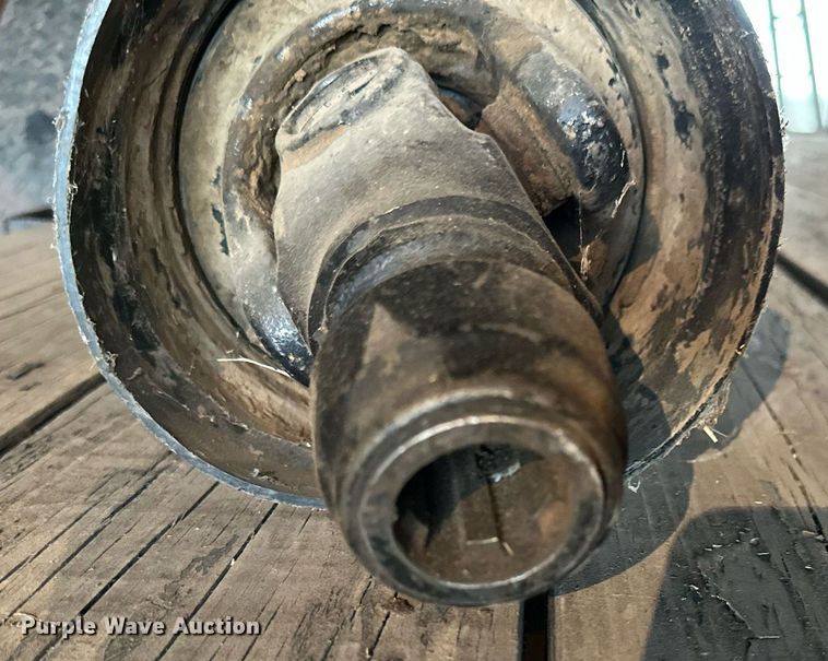 image for item KL9060 1999 John Deere 566  round baler