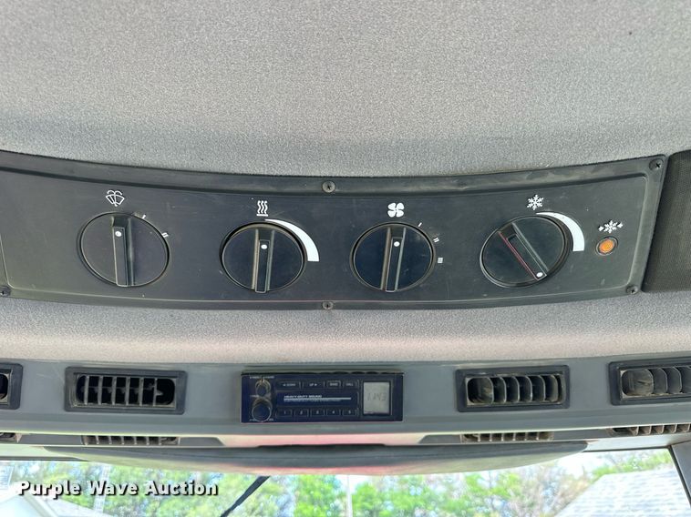 image for item KL9064 1994 Case IH 7220  tractor