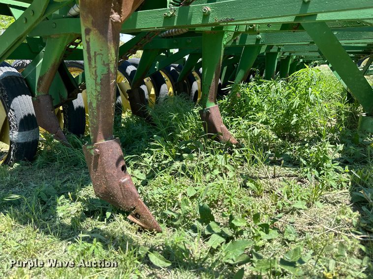 image for item KL9067 (3) John Deere LZ812 hoe grain drills