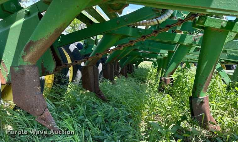 image for item KL9067 (3) John Deere LZ812 hoe grain drills