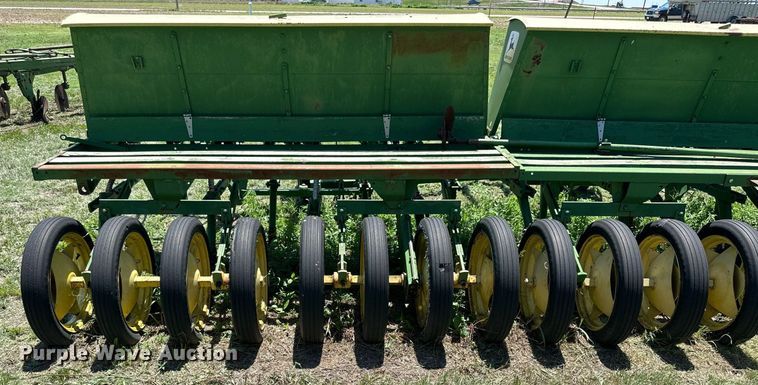 image for item KL9067 (3) John Deere LZ812 hoe grain drills