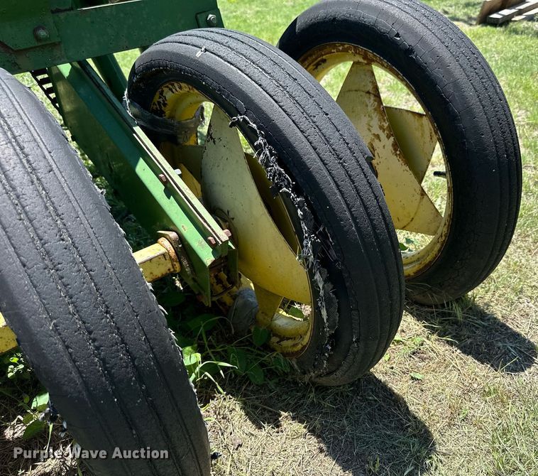 image for item KL9067 (3) John Deere LZ812 hoe grain drills