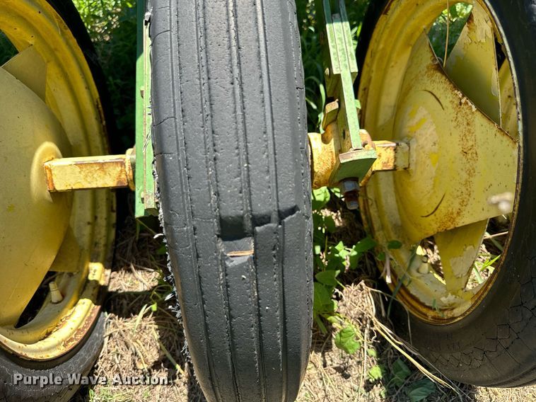 image for item KL9067 (3) John Deere LZ812 hoe grain drills