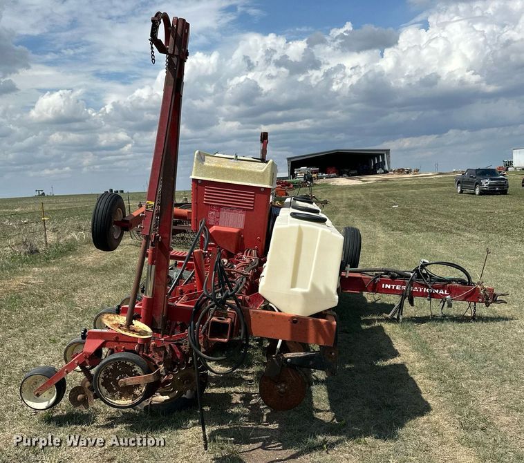 image for item KL9081 International 800 Cyclo Air  planter