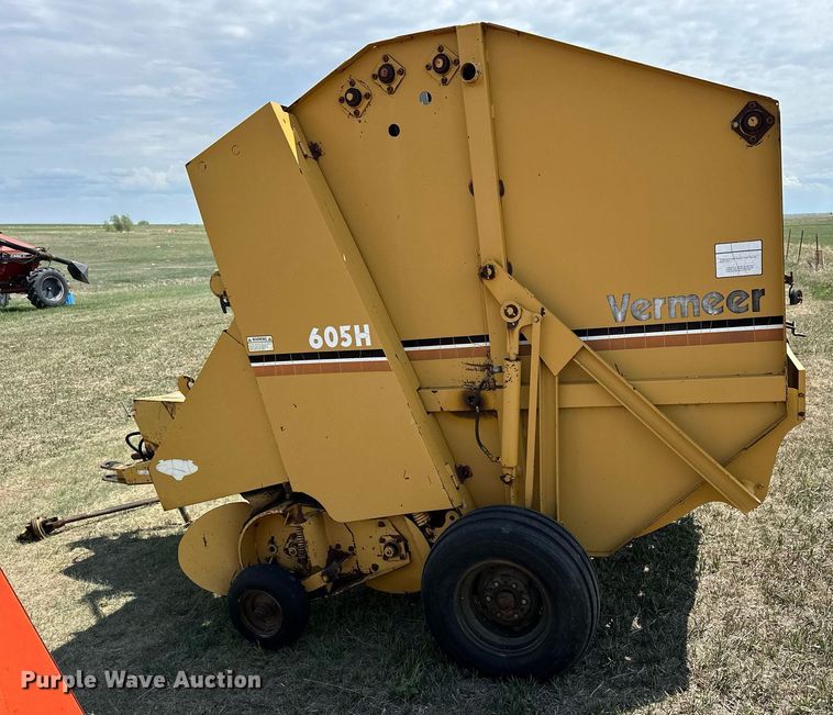 image for item KL9084 1984 Vermeer 605H  round baler
