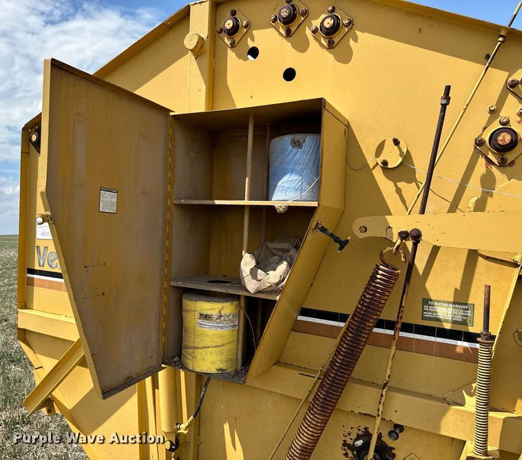 image for item KL9084 1984 Vermeer 605H  round baler