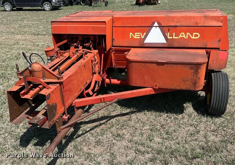 image for item KL9085 New Holland 320 Hayliner  small square baler