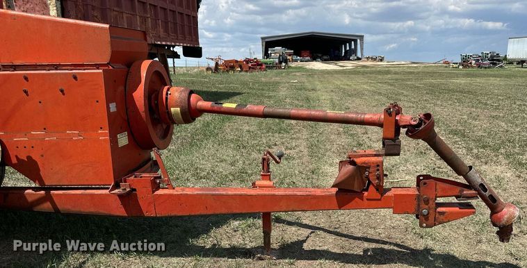 image for item KL9085 New Holland 320 Hayliner  small square baler