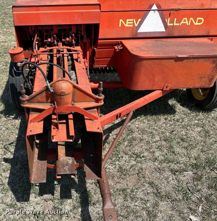 image for item KL9085 New Holland 320 Hayliner  small square baler