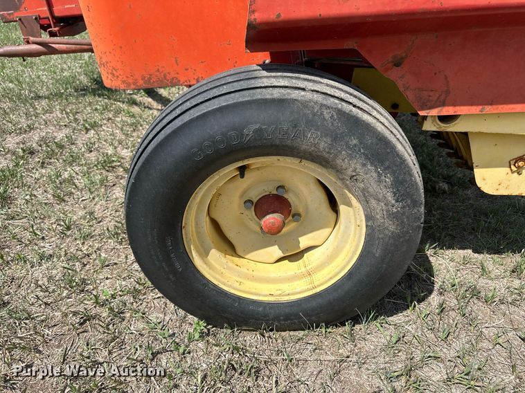 image for item KL9085 New Holland 320 Hayliner  small square baler