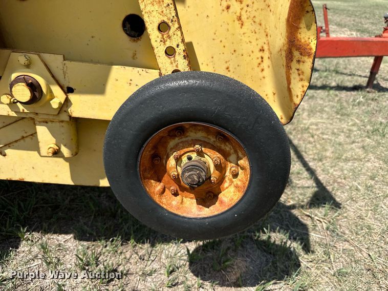 image for item KL9085 New Holland 320 Hayliner  small square baler