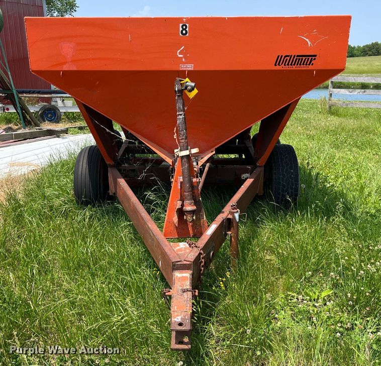 image for item LA9980 Willmar 500  spreader