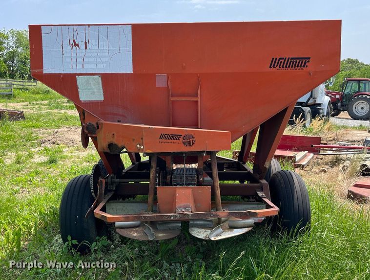 image for item LA9980 Willmar 500  spreader
