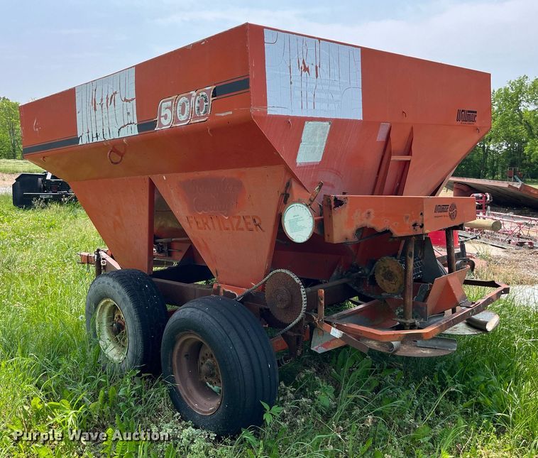 image for item LA9980 Willmar 500  spreader