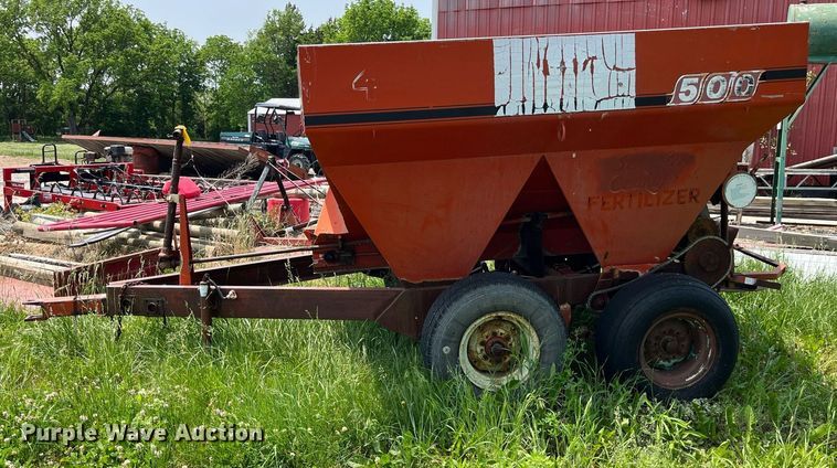 image for item LA9980 Willmar 500  spreader