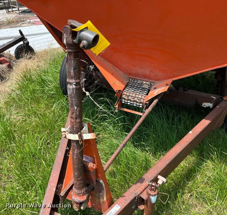 image for item LA9980 Willmar 500  spreader