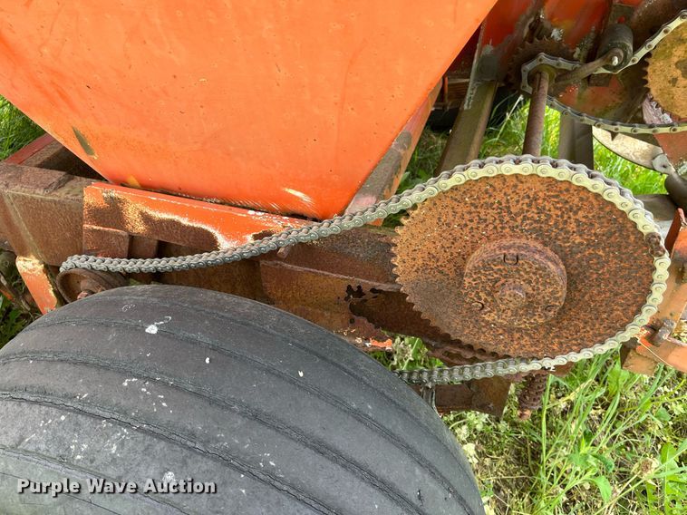 image for item LA9980 Willmar 500  spreader